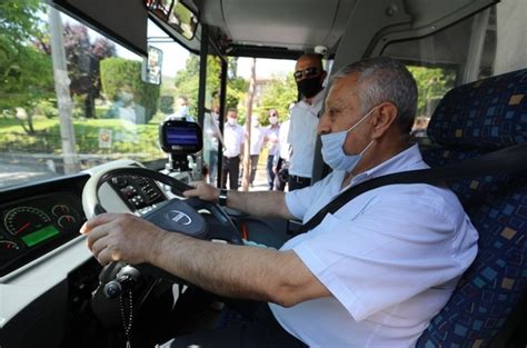O­t­o­b­ü­s­ü­n­ ­ş­o­f­ö­r­ ­k­o­l­t­u­ğ­u­n­d­a­ ­b­e­l­e­d­i­y­e­ ­b­a­ş­k­a­n­ı­ ­v­a­r­